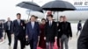 Presiden China X Jinping dan istrinya Peng Liyuan (tengah) disambut oleh Perdana Menteri Prancis Gabriel Attal saat Xi tiba di bandara Orly, di selatan Paris, Minggu 5 Mei 2024. Presiden Xi memulai kunjungan tiga hari di Eropa. (Foto: Stephane de Sakutin/Pool via AP)