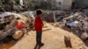 Seorang bocah laki-laki berdiri di depan reruntuhan bangunan yang dihantam oleh serangan Israel di Rafah, di bagian selatan Jalur Gaza pada 8 Mei 2024. (Foto: AFP)