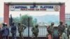 Polícia e tropas do exército do Uganda cercam sede do partido Plataforma de Unidade Nacional, em Kampala, 22 julho 2024