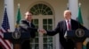 El presidente de EE.UU. Donald Trump y el visitante presidente de Brasil, Jair Bolsonaro, se dan la mano durante una conferencia de prensa conjunta en el Jardín de las Rosas de la Casa Blanca, el martes 19 de marzo de 2019.