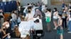 Des Chiliens attendent de voter lors des élections présidentielles et parlementaires à Santiago, au Chili, le 21 novembre 2021. 