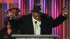 The Notorious BIG, qui a remporté le prix de l'artiste rap et du single rap de l'année, récupère ses prix sur le podium lors des Billboard Music Awards annuels à New York, le 6 décembre 1995. (Photo AP / Mark Lennihan, dossier)