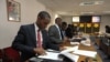 Les traders travaillent à la Bourse du Zimbabwe à Harare, le mardi 6 août 2013. (AP Photo/Tsvangirayi Mukwazhi)