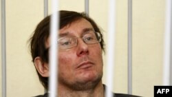 Луценка та його водія допитали