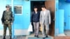 북한에 억류되었던 한국 국적 미 유학생 주원문 씨(가운데)가 5일 판문점 을 통해 돌아오고 있다.