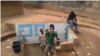 Des enfants puisent de l’eau à une source au quartier "Damas" à Yaoundé, au Cameroun, le 28 janvier 2017. (VOA/Emmanuel Jules Ntap)