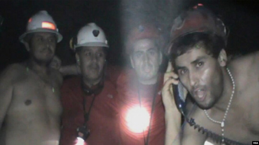 Este homenaje recrea el rescate en octubre pasado de los 33 mineros del norte de Chile.