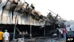 Para petugas pemadam kebakaran memadamkan api yang melalap fasilitas taman hiburan di Rajkot, negara bagian Gujarat, India barat, Sabtu, 25 Mei 2024. (Foto: AFP) 