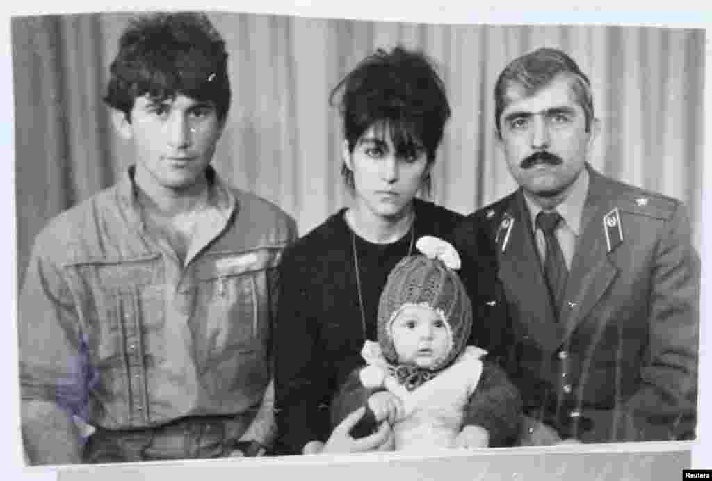 Hình nghi can Tamerlan Tsarnaev lúc còn nhỏ cùng với người cha Anzor (trái), mẹ Zubeidat và chú Muhamad Suleimanov (phải).