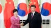 한국과 중국, 일본 3국 정상회의 준비를 위한 세 나라 정부의 부국장급 실무회의가 15일 서울에서 열렸다. 사진은 지난 2일 베이징에서 정상회담을 가진 박근혜 한국 대통령(왼쪽)과 시진핑 중국 국가주석. (자료사진)