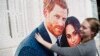 Wata mata tana taba hoton ango Yarima Harry da amarya Meghan