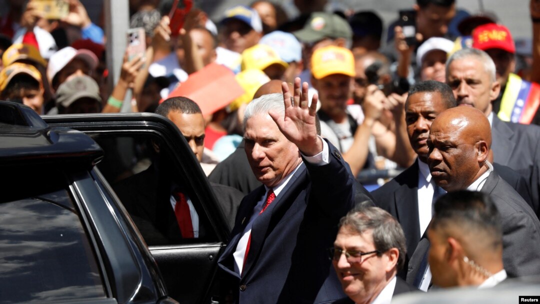 El gobernante cubano Miguel Díaz-Canel (centro), asiste a la toma de posesión del presidente de Venezuela, Nicolás Maduro, para un tercer mandato de seis años, en Caracas, Venezuela, el 10 de enero de 2025. REUTERS/Fausto Torrealba.