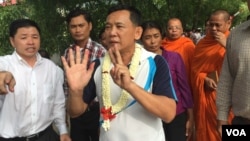 លោក​​ ស៊ាង​ ចែត​ ​ទទួល​បាន​សេរី​ភាព​​វិញ​នៅ​ថ្ងៃ​ព្រហស្បតិ៍​​ទី​៨ ខែ​ធ្នូ​ ឆ្នាំ​២០១៦ ​នេះ​ បន្ទាប់​ពី​បាន​ជាប់​ក្នុង​​ពន្ធនា​គារ​រយៈ​ពេល​៧ខែ​។ (ហ៊ុល រស្មី/VOA)