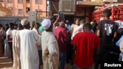 Sejumlah warga mencoba mengakses internet melalui layanan Starlink di Kota Omdurman, Sudan, pada 9 Maret 2024. (Foto: Reuters/El Tayeb Siddig)