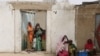 Des femmes et des enfants près de Kerawa, au nord du Cameroun. 