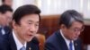 7일 한국 국회에서 열린 외교통일위원회 외교부 등에 대한 국정감사에서 윤병세 한국 외교부 장관(왼쪽)이 의원 질의에 답변하고 있다. 
