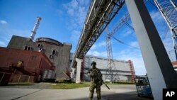 Російський військовослужбовець на території Запорізької атомної електростанції. AP Photo