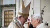 L'ancien pape Benoît XVI et son successeur Pape François, le 8 décembre 2015. (L'Osservatore Romano/Pool Photo via AP)