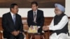 Thủ tướng Ấn Độ Manmohan Singh (phải) hội đàm với Thủ tướng Campuchia Hun Sen (trái) tại New Delhi, 19/12/12