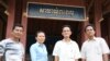 សមាជិក​ក្រុមប្រឹក្សា​មក​ពី​គណបក្ស​ប្រជាជនកម្ពុជា លោក ទូច ប៉ាវ (​ពីស្តាំ) មេឃុំ​ពពេល ក្នុង​ស្រុក​ត្រាំកក់ ខេត្ត​តាកែវ និង​អ្នកស្រី ឃុន វ៉ាន់នឿន (ធ្វេង​ទីពីរ) ជំទប់​ទី​ពីរ​ ឈរ​​ខាងមុខ​សាលាឃុំ ក្នុង​ចំណោម​សមាជិក​ក្រុមប្រឹក្សា​ផ្សេង​ទៀត។ អ្នកទាំងពីរ​ជា​អង្គ​បោះឆ្នោត​ព្រឹទ្ធសភា ដែល​នឹង​ប្រព្រឹត្ត​ទៅ​នៅ​ថ្ងៃ​ទី​២៥ ខែកុម្ភៈ ឆ្នាំ២០១៨។ (ស៊ុន​ ណារិន/VOA)