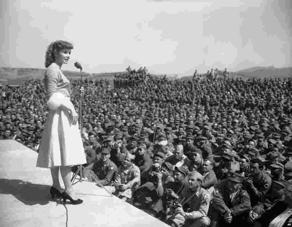 អ្នកស្រី Debbie Reynolds សម្តែងនៅទីស្នាក់ការកណ្តាល Army ទី០៨ នៅរដ្ឋធានីសេអ៊ូល ប្រទេសកូរ៉េខាងត្បូងកាលពីថ្ងៃទី២៣ ឧសភា ១៩៥៥។