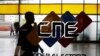 El logo del Consejo Nacional Electoral (CNE) se muestra en su sede en Caracas, el 14 de mayo de 2018.
