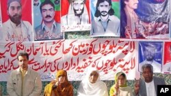 بلوچستان کې د بې درکه شوؤ خلکو خپلو خپلوانو د هغوي تصویران لگولې دي