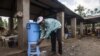 Wani mutum yana wanke hannuwansa a wani mataki na kaucewa kamuwa da cutar Ebola a Congo