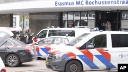 Policija i hitna pomoć pred univerzitetskim bolničkim centrom u Roterdamu (Foto: AP)