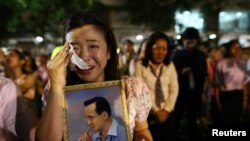 泰国王宫宣布国王普密蓬·阿杜德逝世的消息后，泰国人痛哭（2016年10月13日）