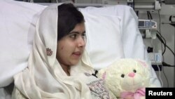 Nữ sinh người Pakistan Malala Yousufzai tại Bệnh viện Queen Elizabeth ở Birmingham, miền trung nước Anh.