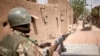 Des troupes de l'armée malienne patrouillent dans l'ancienne ville de Djenné, dans le centre du Mali, le 28 février 2020. (AP Photo)