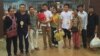 សកម្ម​ជន​បីនាក់​នៃ​ចលនា​មាតា​ធម្មជាតិ​​​ និង​ក្រុម​គ្រួសារ​របស់​ពួក​គេ​ ឈរនៅមុខ​ពន្ធនាគារ​ខេត្តកោះកុង​ នៅថ្ងៃ​ទី​ ១​ ខែកក្កដា​ ឆ្នាំ​ ២០១៦។​ (ផ្តល់ជូន​ដោយ ​Licadho)