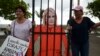 Puertorriqueños protestan por demora en ayuda para emergencias
