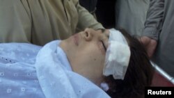 دپاکستان صدر اصف علي زرداري دخالي په ورځ په ملالې دبريد په مهال دژوبل شوؤ نورو دوؤ جينکو شازيې او کائينات تپوس پوښتنه کړې ده