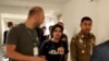 Kepala Polisi Imigrasi Mayjen Surachate Hakparn (kanan), berjalan dengan wanita Saudi Rahaf Mohammed Alqunun sebelum meninggalkan Bandara Suvarnabhumi di Bangkok, Thailand, 7 Januari 2019. (Foto: dok).