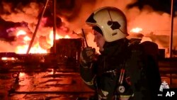 На цьому архівному фото пожежники гасять велику пожежу на базі для зберігання нафтопродуктів площею 10 тисяч квадратних метрів, що горить у промисловій зоні села Осенці Пермського краю Росії. 4 жовтня 2024 року. (Пресслужба МНС Росії через АП)