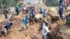Warga melakukan penggalian di lokasi longsor di Desa Yambali di wilayah Maip Mulitaka, di Provinsi Enga, Papua Nugini. (Foto: AFP)
