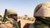 Patrouille de l'armée nigérienne dans le camp d'Assaga près de Diffa, au Niger, le 29 février 2016. (VOA/Nicolas Pinault)