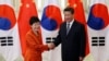 지난해 11월 아시아태평양 경제협력체 (APEC) 정상회의 참석 차 중국 베이징을 방문 중인 박근혜 한국 대통령(왼쪽)이 10일 인민대회장에서 시진핑 중국 국가주석과 정상회담을 가졌다. (자료사진)