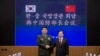 한민구 한국 국방부 장관(오른쪽)과 창완취안 중국 국방부장이 지난해 2월 서울 용산구 국방부에서 열린 한중 국방장관 회담에서 기념촬영을 하고 있다. (자료사진)
