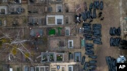 Встановлення осіб вбитих під час російської окупації Бучі, 6 квітня 2022. AP Photo/Rodrigo Abd